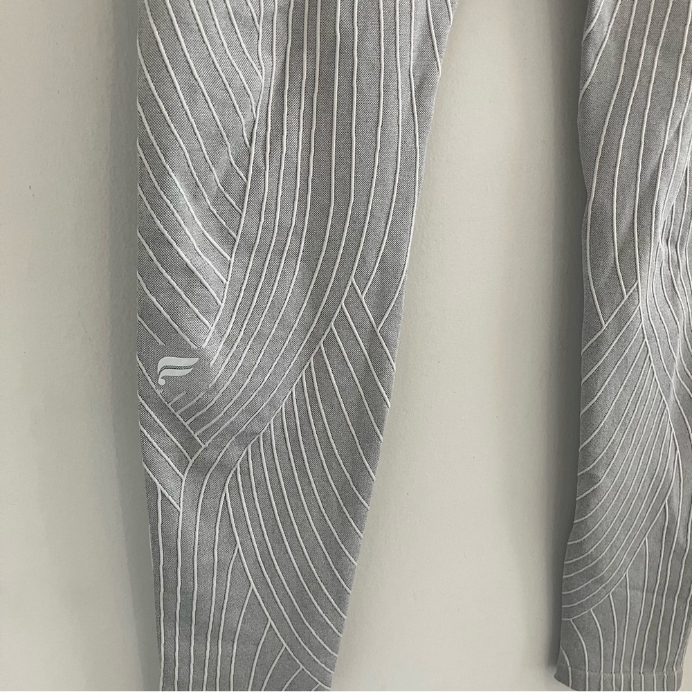 Fabletics Seamless High-Waisted Linework Leggings. - Picture 5 of 14